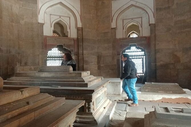 Delhi Sightseeing Tour: Top Monuments & City Highlights - Food, water, and how the guide handles the real-world stuff