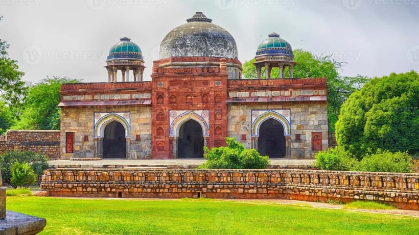 Delhi: Skip-the-Line Humayun's Tomb Tour with Transfers - The first stop: photo pauses that actually make sense