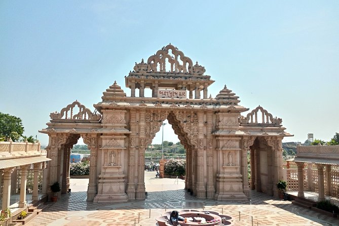 Divine Temples Tour in Delhi - Private transport and the warm-host effect in Delhi