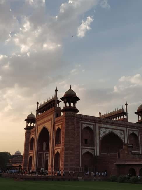Evening tour of Agra city with Sunset Taj Mahal & Agra Fort - Should you book the Evening Taj Mahal and Agra Fort tour?