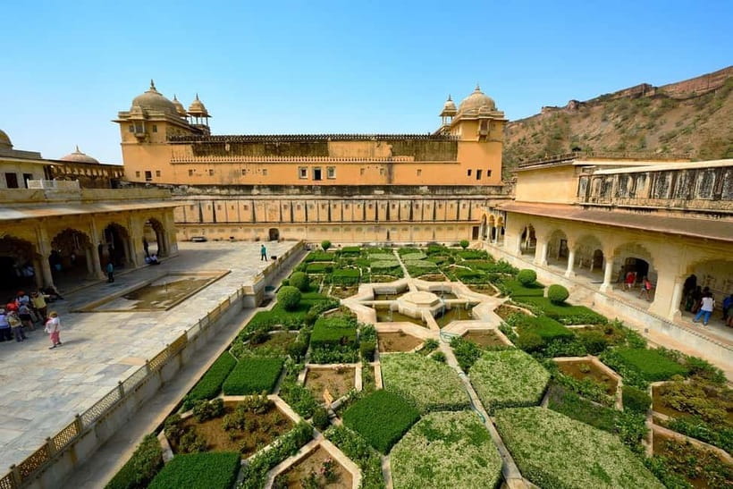 From Delhi: 3-Days Private Golden Triangle Tour - Timing watch-outs: Friday Taj closures, Monday swaps, and holiday gala dinner notes