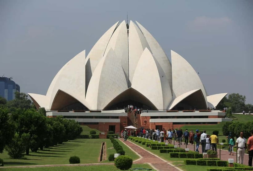 From Delhi Airport: Guided Layover Tour of Old & New Delhi - Lotus Temple and Akshardham Temple: spiritual architecture, with a Monday workaround