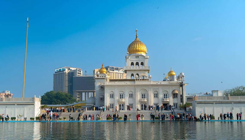 From Delhi Airport: Guided Layover Tour of Old & New Delhi - Gurudwara Bangla Sahib: a calm stop that breaks up the schedule