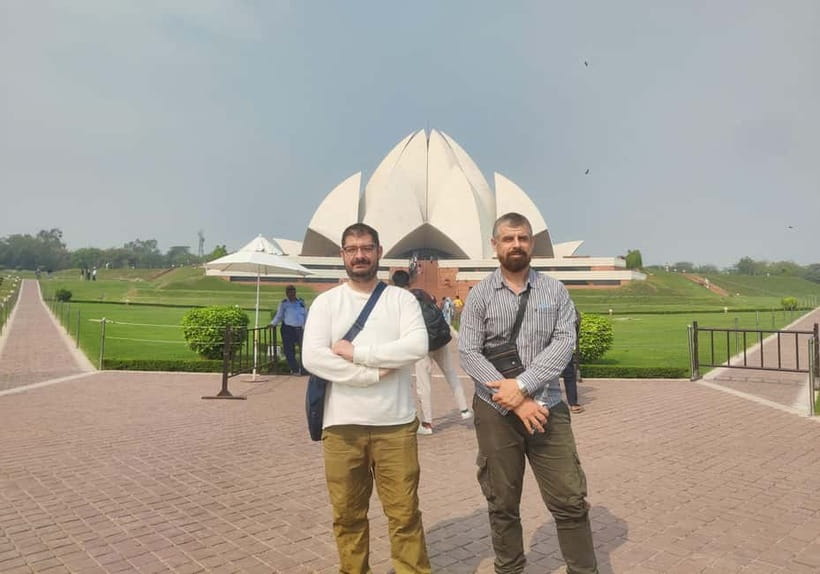 From Delhi Airport: Guided Layover Tour of Old & New Delhi - Airport pickup in Delhi: what to expect and how to avoid stress