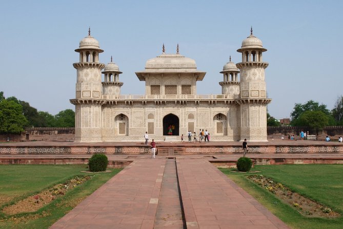 From Delhi: All-Inclusive Taj Mahal Tour by Train with Escort - The return to Delhi: help at the station and supper onboard