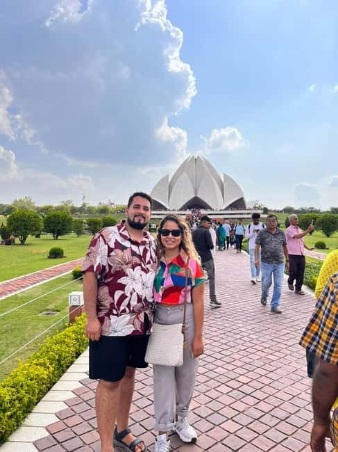 From Delhi : Old and New Delhi Private Full or Half-Day Tour - Bangla Sahib: the calm pause that makes the rest easier