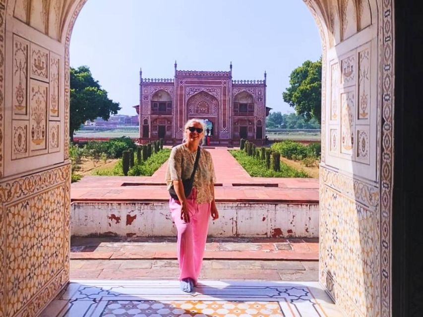 From Delhi: Same Day Taj Mahal, Agra Day Tour By Car - 5-star hotel lunch: how the break prevents a crash later