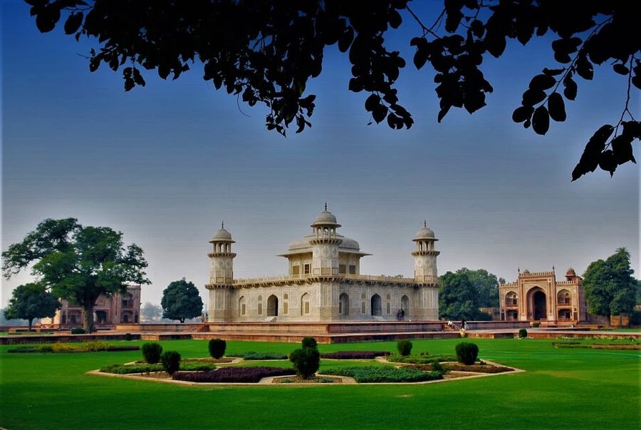 From Delhi: Taj Mahal & Agra City Tour By Gatiman Train - Agra Fort: more than a wall, it is a story you can walk through