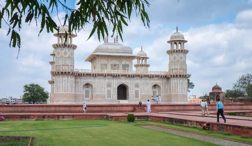From Delhi: Taj Mahal & Agra Day Tour by Superfast Train - Onboard breakfast and the smooth ride to Agra Cantt
