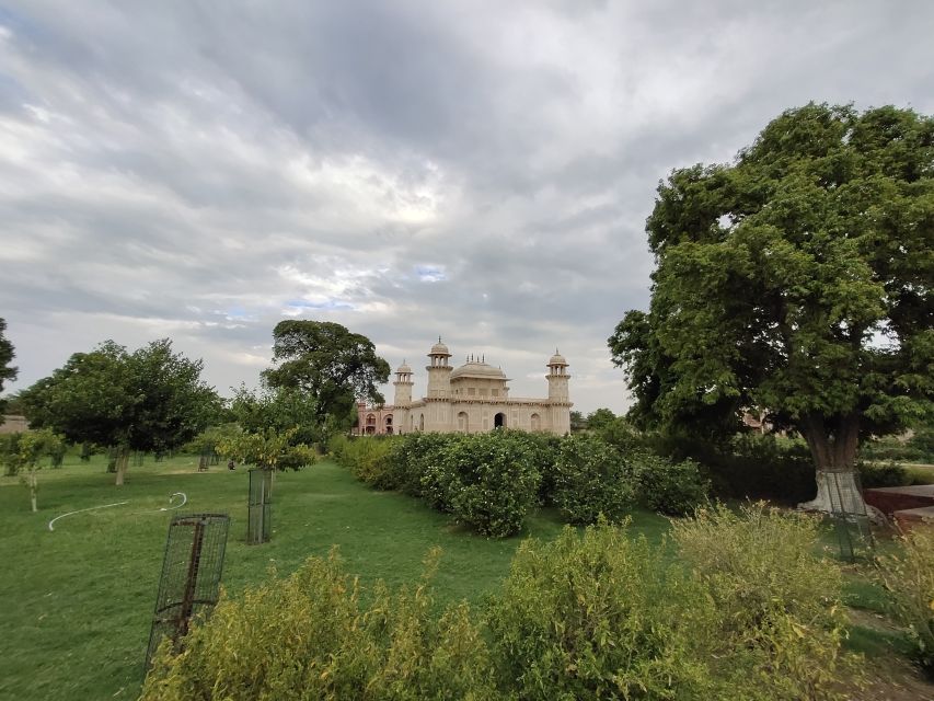 From Delhi: Taj Mahal, Agra Fort, and Baby Taj Private Tour - Agra Fort: more than a backdrop for the Taj