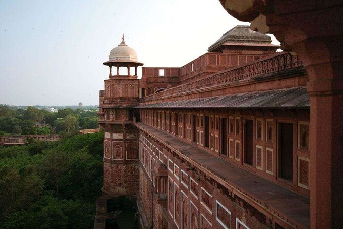 From Delhi : Taj Mahal & Agra Fort Tour by Luxury Express Train - A strong guide can turn famous sites into something usable