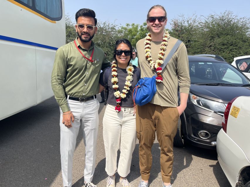 From Delhi: Taj Mahal and Agra Day Tour by Super-fast Train - Taj Mahal with a live guide: how to get more than the photo