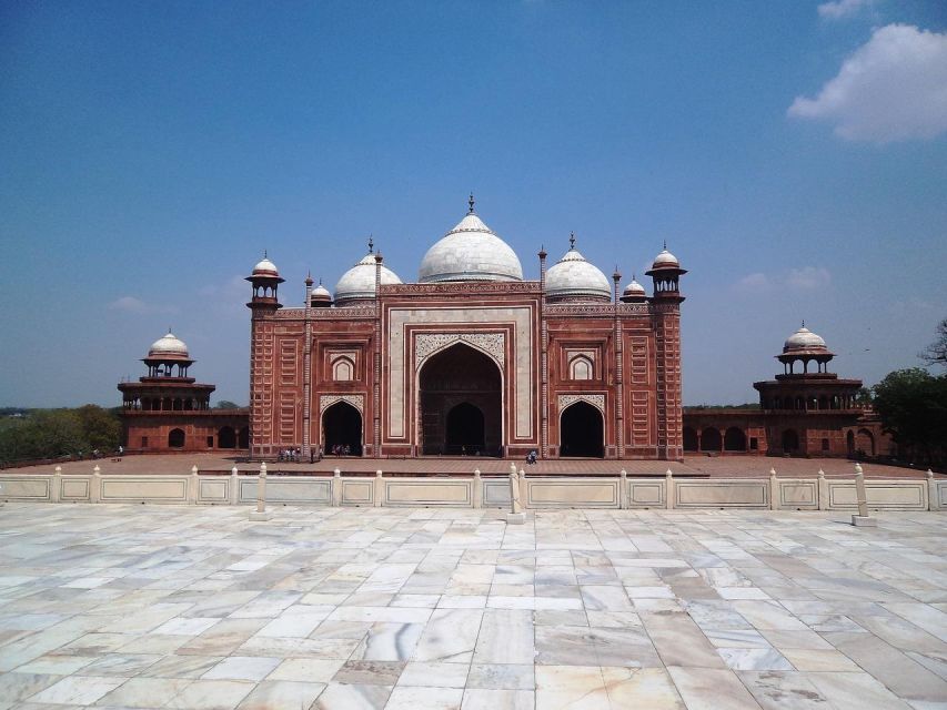 From Delhi: Taj Mahal Tour with Professional Photographer - Lunch in Agra: 5-star setting, but manage expectations
