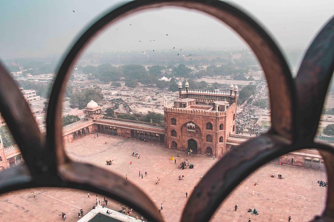 Guided 3‑hour rickshaw ride through Old Delhi with transfers - Your guide can make or break Old Delhi