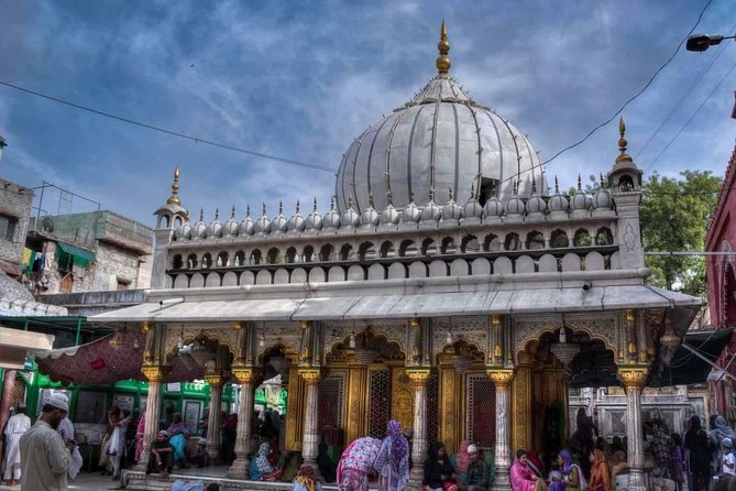 Half-Day Trip of Delhi's Temples & Spiritual Sites - Stop 6: ISKCON Temple Delhi, Krishna Chanting to End the Day