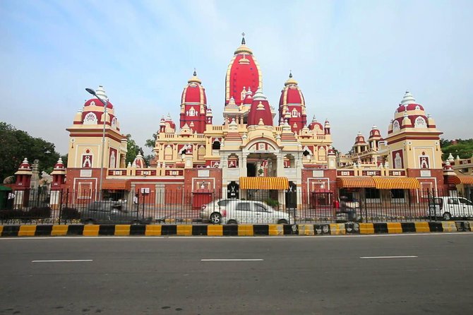 Half-Day Trip of Delhi's Temples & Spiritual Sites - Stop 2: Gurudwara Bangla Sahib, Kirtan and the Holy Sarovar
