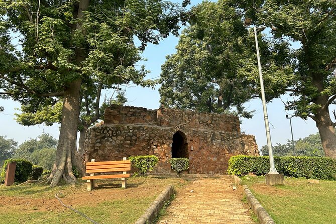 Hauz Khas Village: A Self Guided Walking Tour - Getting started: Hauz Khas Road, shops, and the promoter problem