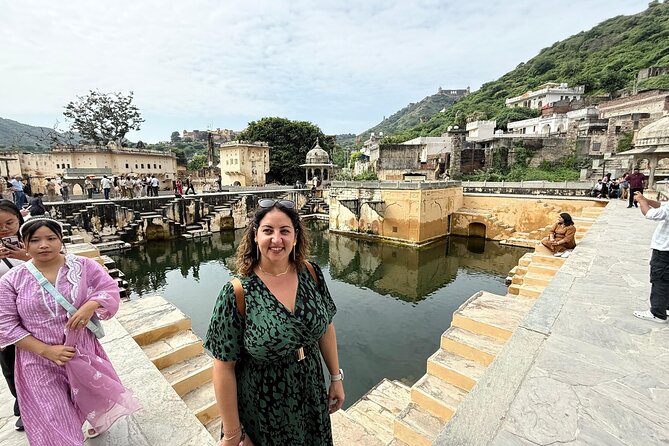 Jaipur: Full Day City Highlights Tour with Tour Guide - Stop 1: Amber Fort and the mirror magic at Sheesh Mahal