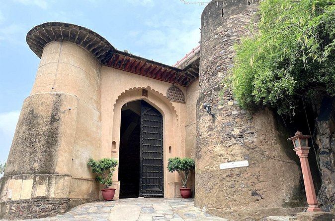 Neemrana Fort visit with Lunch From Delhi - Who this Neemrana Fort visit suits best