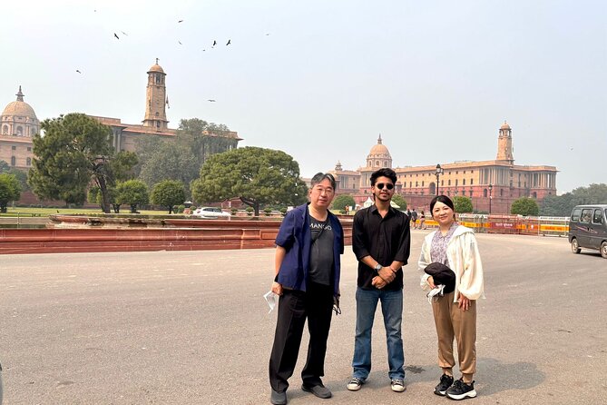New Delhi and Old Delhi Tour Full Day - Bangla Sahib: a calm start with Sarovar stories