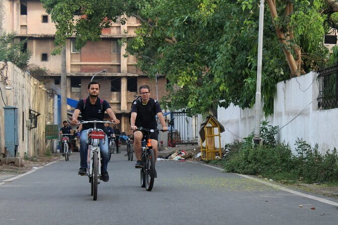 New Delhi Bicycle Tour - India Gate and a temple stop on the way, not just a photo wall
