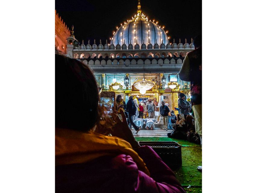 New Delhi: Guided Night Photography & Heritage Tour of Delhi - Gurudwara Bangla Sahib after dark: a reflective break