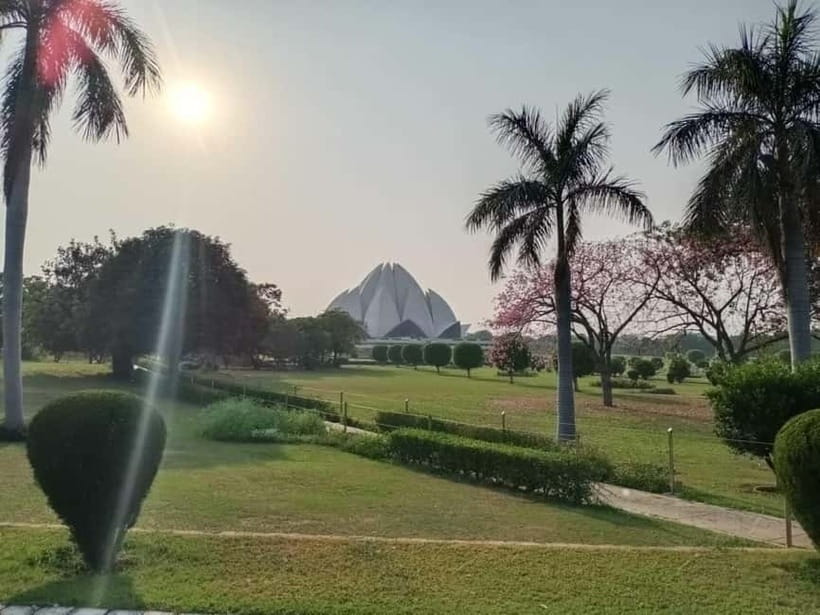 New Delhi: Lotus Temple Private Tour with Skip-the-Line - The 3-hour flow: gardens, photos, then quiet worship time