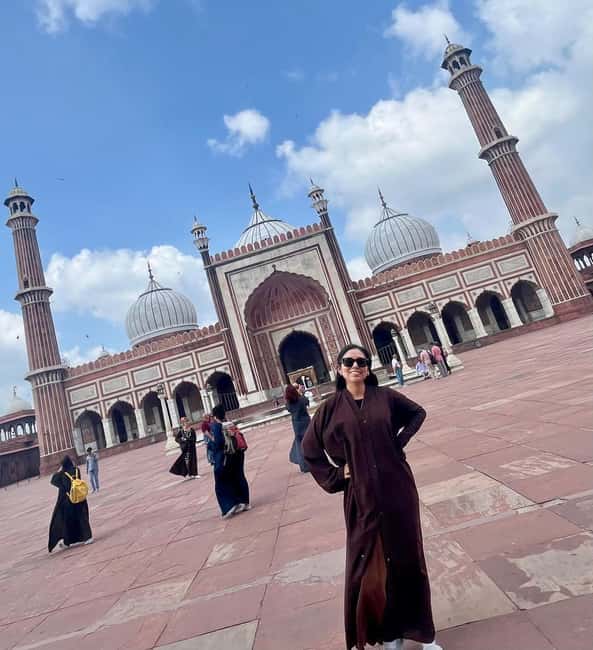 New Delhi: Private 5-Hour Sightseeing Tour with Hotel Pickup - Guides in action: calm confidence, smart choices, and language variety