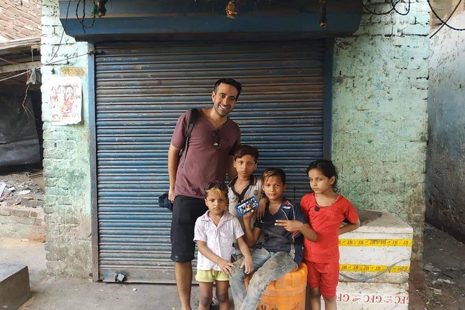 New Delhi Slum Walking Tour - Group size: up to 8, sometimes up to 4