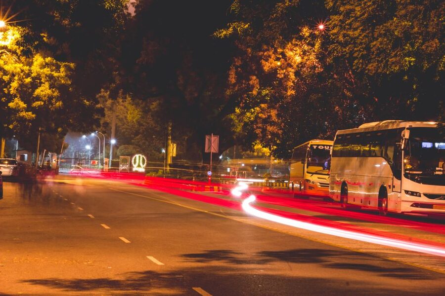 New Delhi: Walking Tour by Night - Strolling through illuminated streets, temple stop, and quick local context
