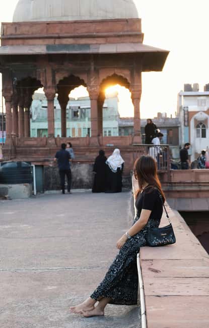 New & Old Delhi: Private Day Tour with Female Guide - Old Delhi Start: Chandni Chowk, Khari Baoli, and Street-Level Reality
