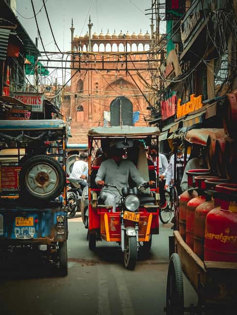 New & Old Delhi: Private Day Tour with Female Guide - New Delhi Transfer: From Tight Lanes to Monument Avenues