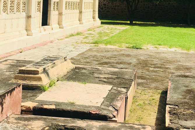Nizamuddin Tour - Ghalib and Khusrau shrines: poetry you can stand near
