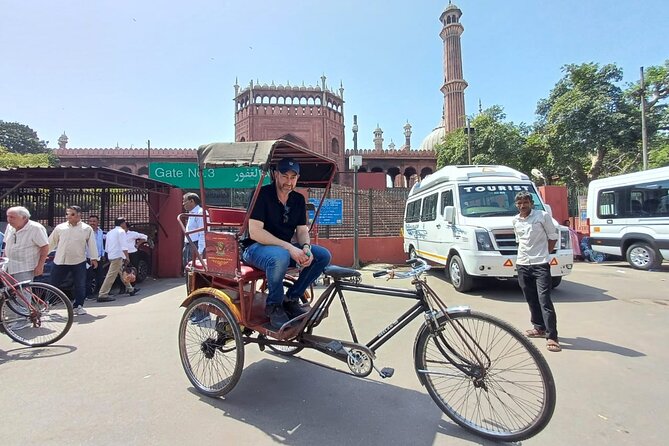 Old and New Delhi City tour - India Gate photos and the political skyline