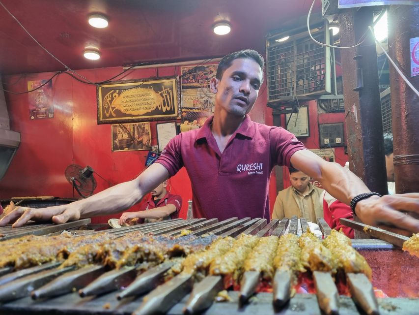 Old Delhi Food Tour: A Night Time Feast - Sis Ganj Guru Dwara Stop, Market Energy and Street Food in the Right Places