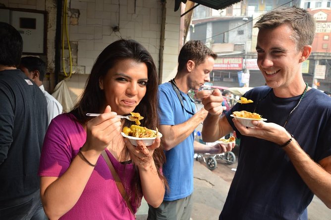 Old Delhi Photography & Food Tour with Rickshaw Ride to Masterji Kee Haveli - Pasar Chandni Chowk: Street Food Tastings and Photo-Ready Market Energy