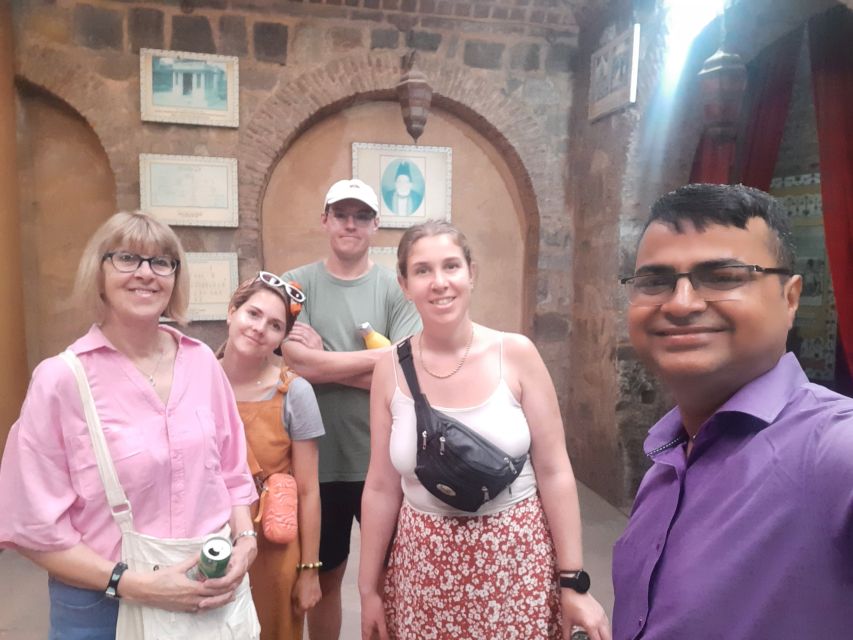 Old Delhi: Spices, Heritage and Bazaars Walking Tour - Meeting at Jama Masjid Metro Exit Gate 1, and how to stay on track