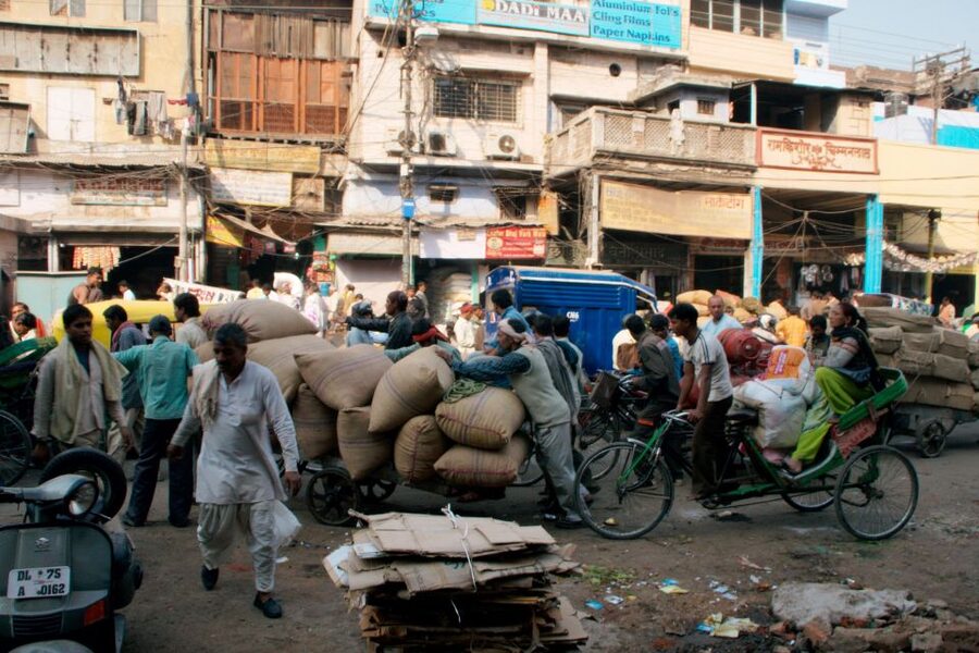 Old Delhi: Spices, Heritage and Bazaars Walking Tour - Goldsmith artisans and continuity from Mughal-era craft to today