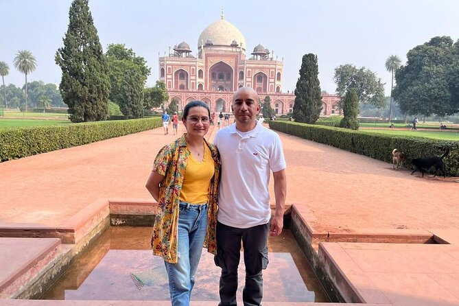 Old & New Delhi Full or Half Day Private Sightseeing Tour - New Delhi icons: India Gate and Parliament House on your way through