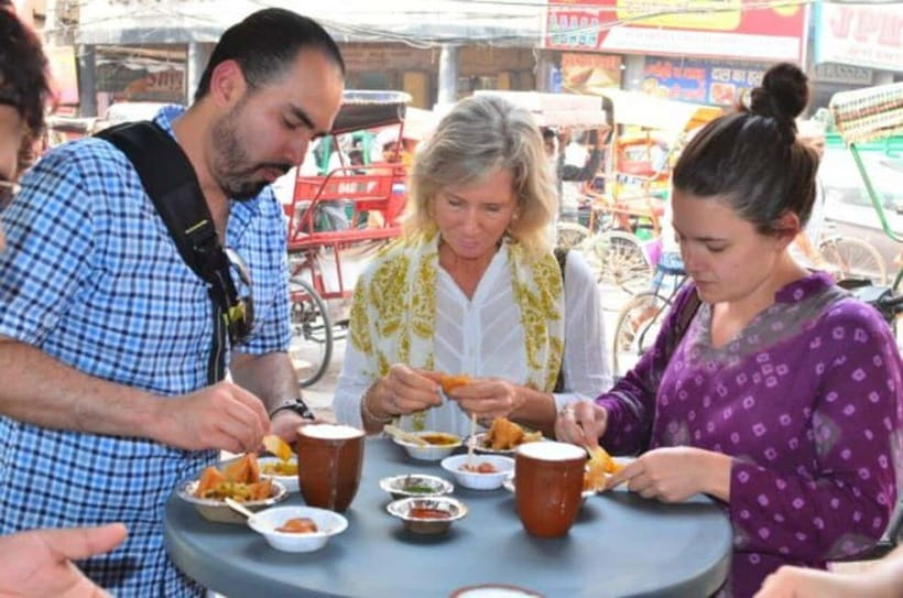 Old & New Delhi Full or Halfday Guided Tour with Street Food - Gurudwara Bangla Sahib: the kitchen that feeds thousands