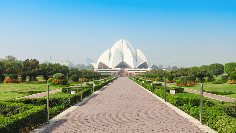 Old & New Delhi Guided City Tour: Half or Full Day Available - Gurudwara Bangla Sahib: Sikh Culture, Calm, and the Free Kitchen