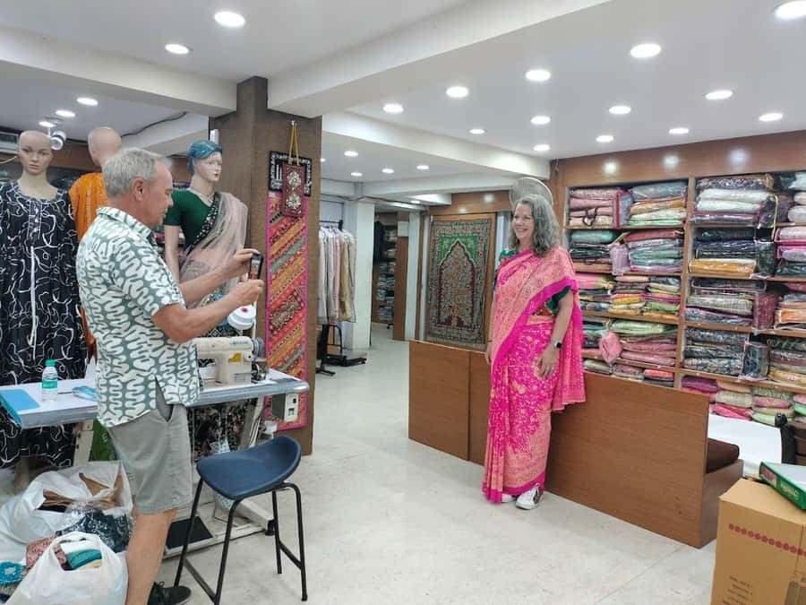 Old & New Delhi Shopping Tour with Female Consultant - New Delhi Shopping: Janpath, Connaught Place, and Dilli Haat