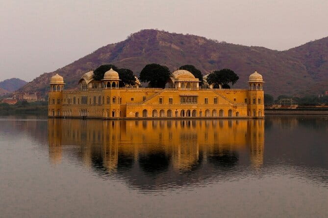 Overnight Jaipur Tour from Delhi - Evening Jaipur Highlights: Jal Mahal and Hawa Mahal After Dark
