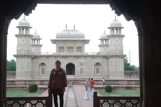 Overnight tour of Agra Taj Mahal Sunset & Sunrise from Delhi - Taj Mahal sunrise at 06:00: the light show starts early