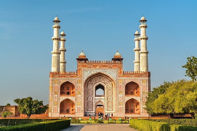 Private Golden Triangle Tour 3 Night/4 Days - Day 1 in Delhi: India Gate, Qutub Minar, and the Lotus Temple