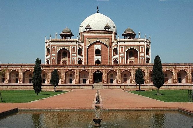 Private Half-Day 4 Hours New Delhi City Tour - India Gate and Parliament House: quick, photo-friendly pauses