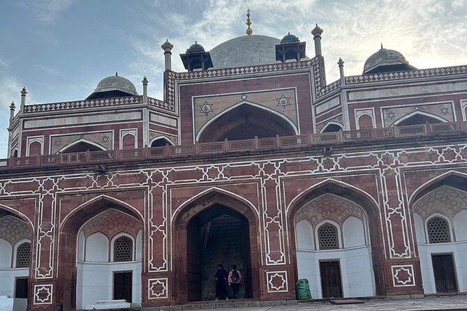 Private Half Day Delhi City Tour With Entrance Fees - Professional chauffeur and the guide experience: what makes it feel easy