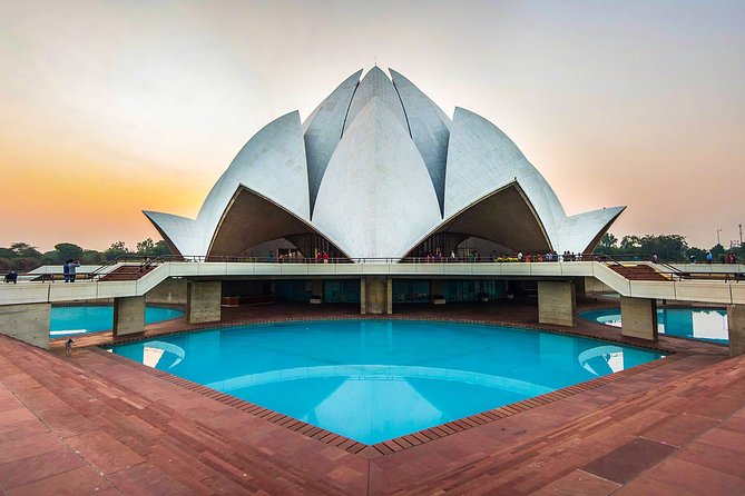 Private Old and New Delhi Full or Half-Day Guided Tour by Car - The route that links Old Delhi and New Delhi in one day