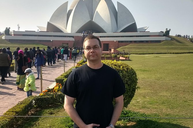 Private Old and New Delhi Tour in 8 Hours With Entrances and Lunch - Old Delhi: Jama Masjid, Chandni Chowk lanes, and a rickshaw ride