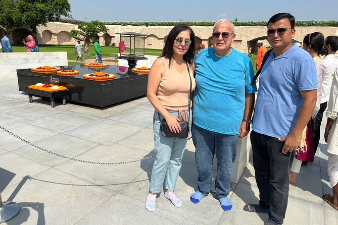 Private Old & New Delhi Tour - Experience the best of Delhi in 8 hours! - Gurudwara Bangla Sahib: calm, culture, and a free 1-hour start